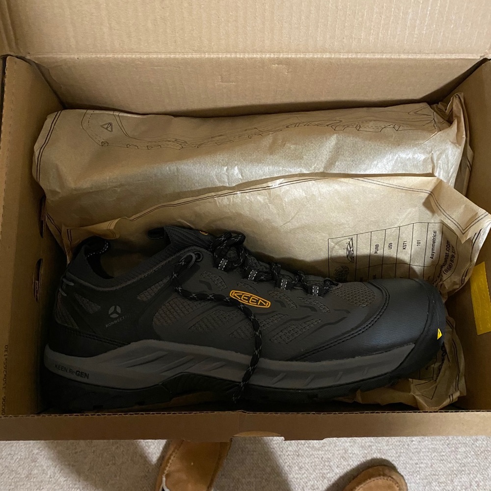 Keen safety toe work shoes